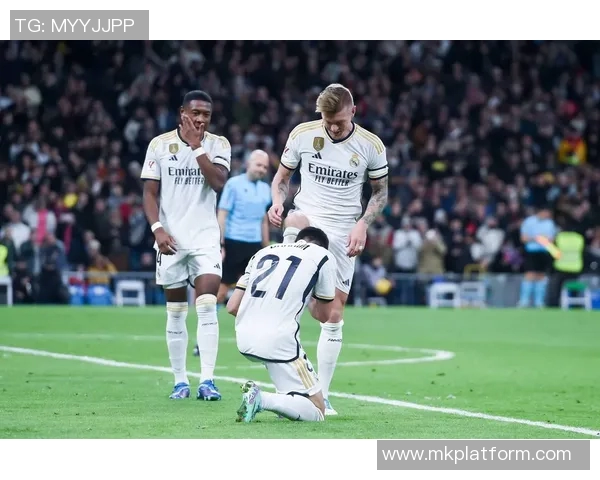 欧冠经典对决皇马4-0曼联帽子戏法引爆全场激情回顾