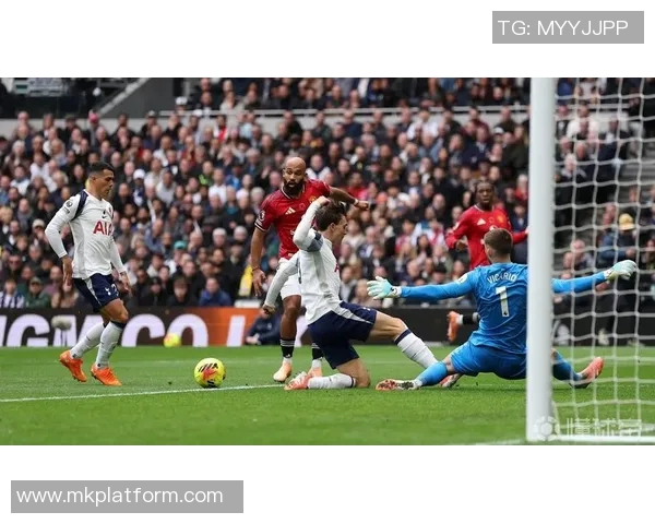 英超焦点战曼联小胜热刺战术解析全场瞬间沸腾