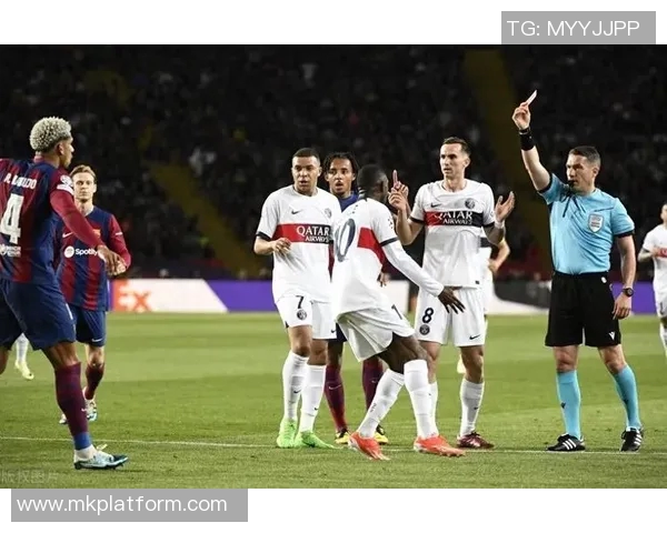 英超激战AC米兰逆转巴萨争议判罚引发全场热议