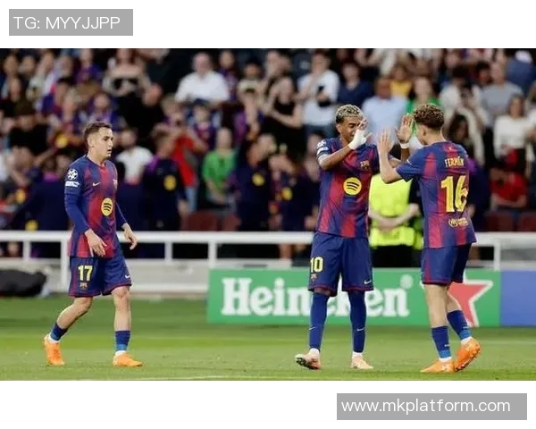 巴萨狂胜那不勒斯6-2帽子戏法引爆全场战术解析与精彩瞬间回顾